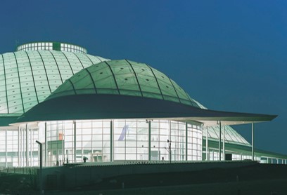 明るい内部空間と神秘的な夜景