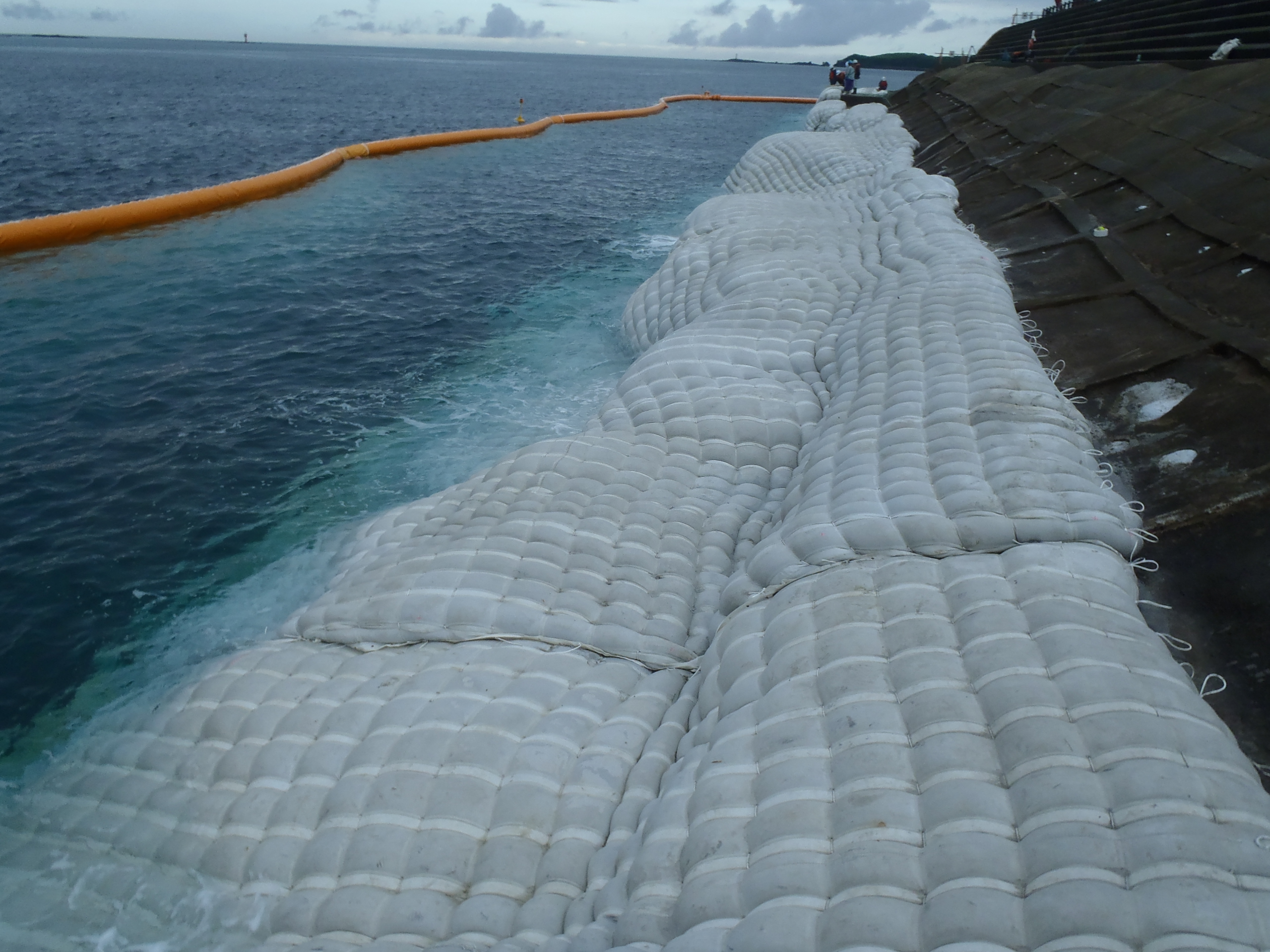 離島港湾防潮堤災害復旧工事　300F (床版型）